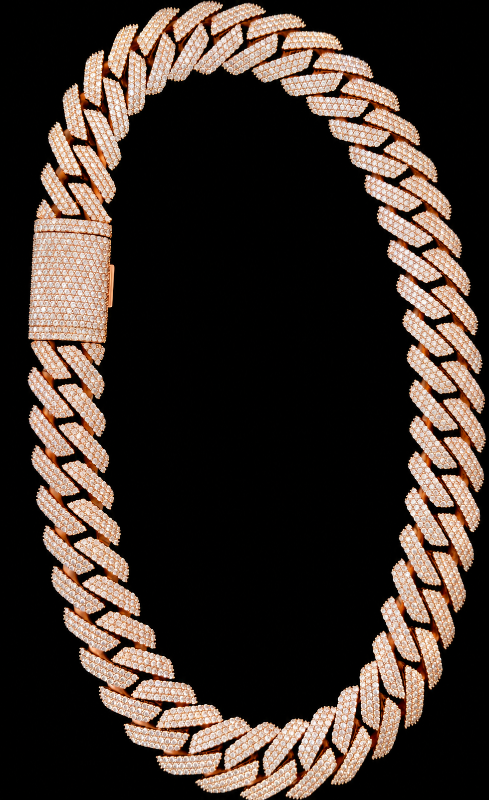 Cadena cubana en tono oro rosa con diamantes sobre fondo negro